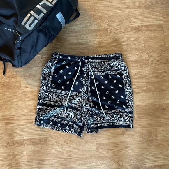 Bandana Shorts🪨 Size (M) - Picture 1 of 2